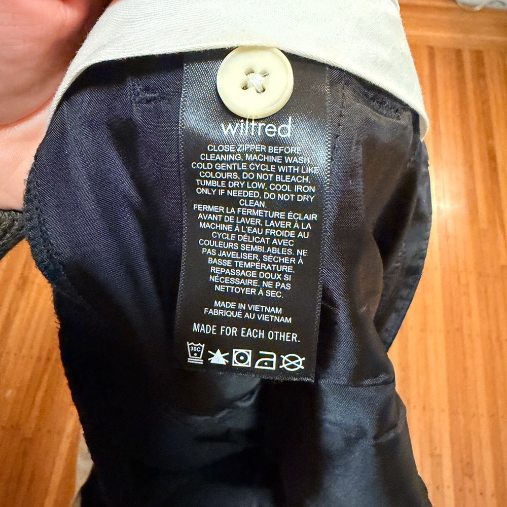Aritzia effortless pant - crepette fabric - size 2 black - Picture 4 of 5
